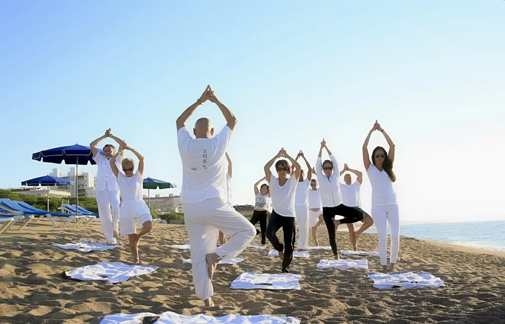 yoga, yoga class, beach-1757383.jpg